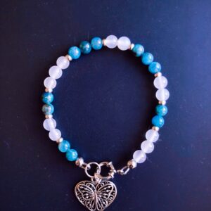 Bracelet Apatite et Cristal de roche (6 mm), breloque cœur papillon
