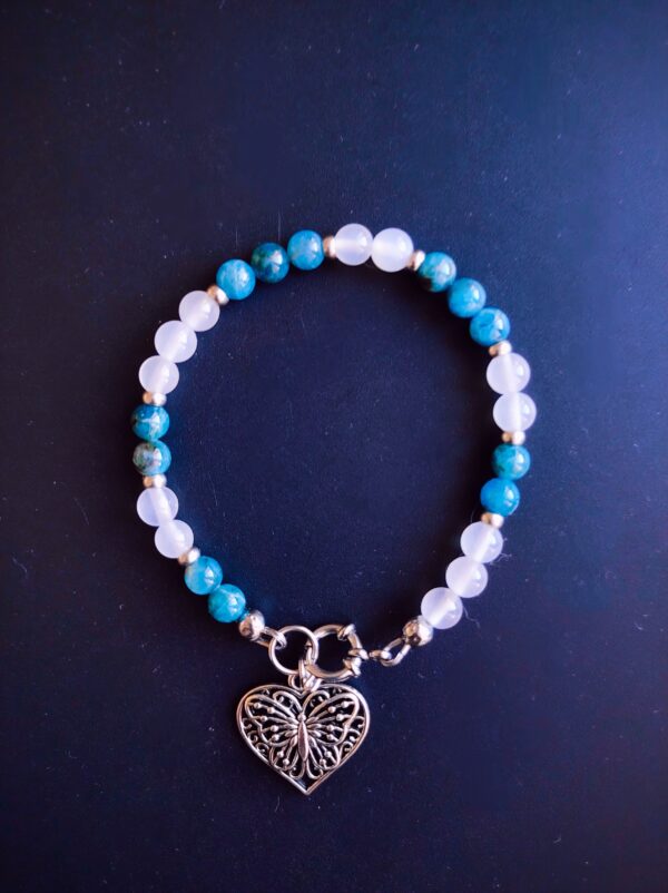 Bracelet Apatite et Cristal de roche (6 mm), breloque cœur papillon