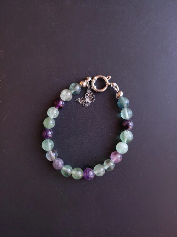 Bracelet Fluorite (8 mm) et breloque papillon