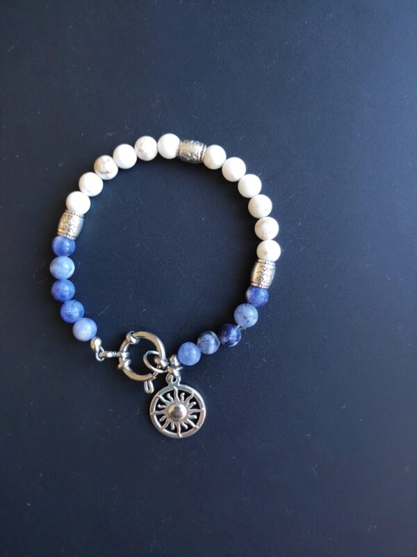 Bracelet Magnésite et Sodalite (6 mm), breloque soleil