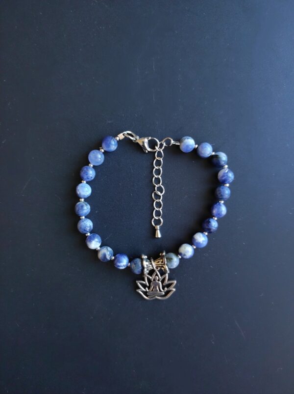 Bracelet Sodalite (6 mm) et breloque yoga