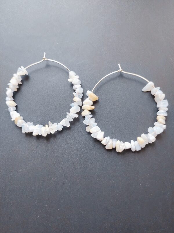 Boucles d'oreilles créoles Calcédoine (perle naturelle en chips)