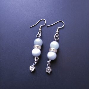 Boucles d'oreilles pendantes Aigue-marine (perle naturelle en 8 mm) et entretoises fleur