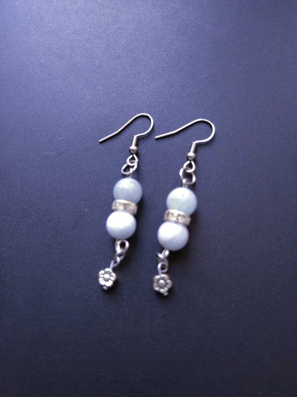 Boucles d'oreilles pendantes Aigue-marine (perle naturelle en 8 mm) et entretoises fleur
