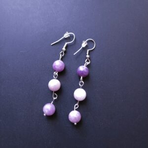 Boucles d'oreilles pendantes Lépidolite (perle naturelle en 6 mm) et Jade blanc (perle naturelle en 6 mm)