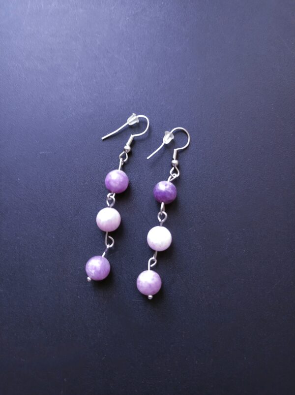 Boucles d'oreilles pendantes Lépidolite (perle naturelle en 6 mm) et Jade blanc (perle naturelle en 6 mm)