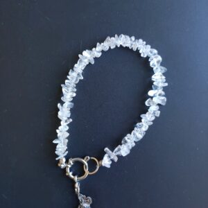 Bracelet Cristal de roche (chips) et breloque papillon