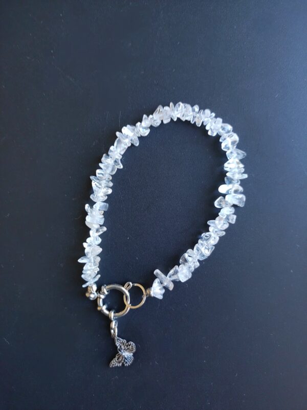 Bracelet Cristal de roche (chips) et breloque papillon