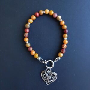 Bracelet Jaspe Mokaïte (6 mm) et breloque cœur papillon