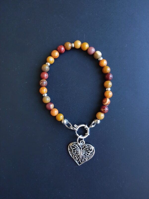 Bracelet Jaspe Mokaïte (6 mm) et breloque cœur papillon