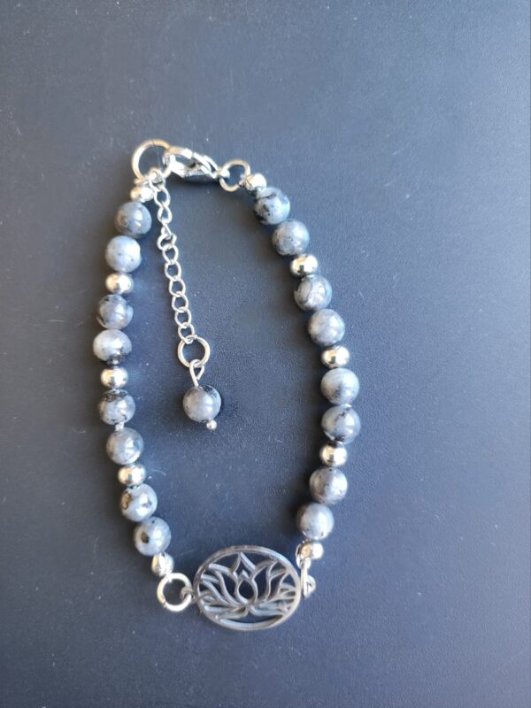Bracelet Larvikite (6 mm) et breloque Lotus