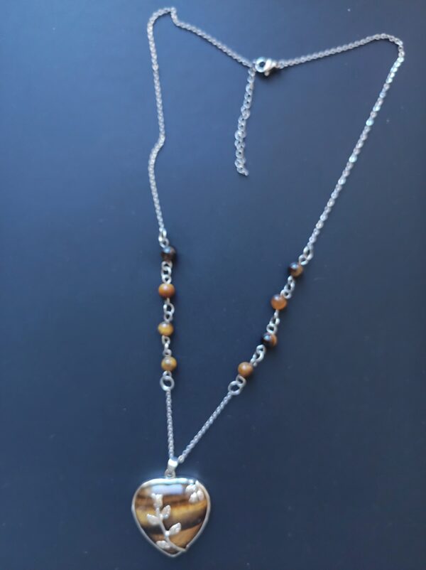 Chaîne acier inoxydable, perles œil de tigre (6 mm) et pendentif cœur œil de tigre fleur
