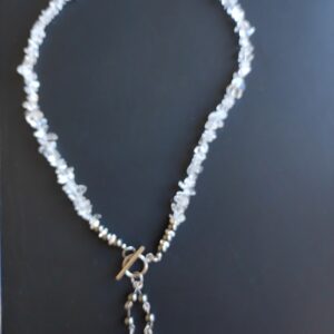 Collier Cristal de roche (chips) et hématite (6 mm), breloque Fée et papillon
