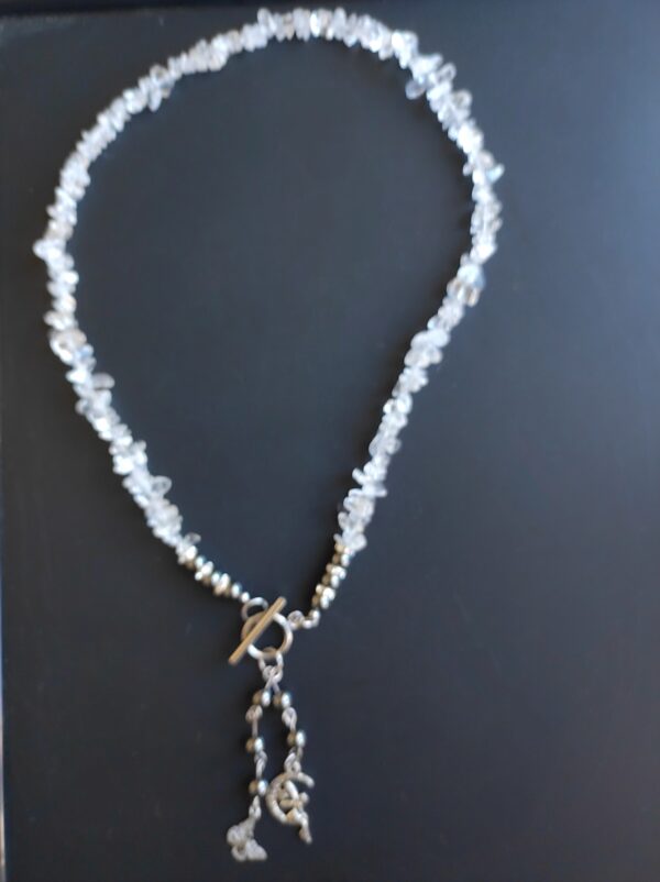 Collier Cristal de roche (chips) et hématite (6 mm), breloque Fée et papillon