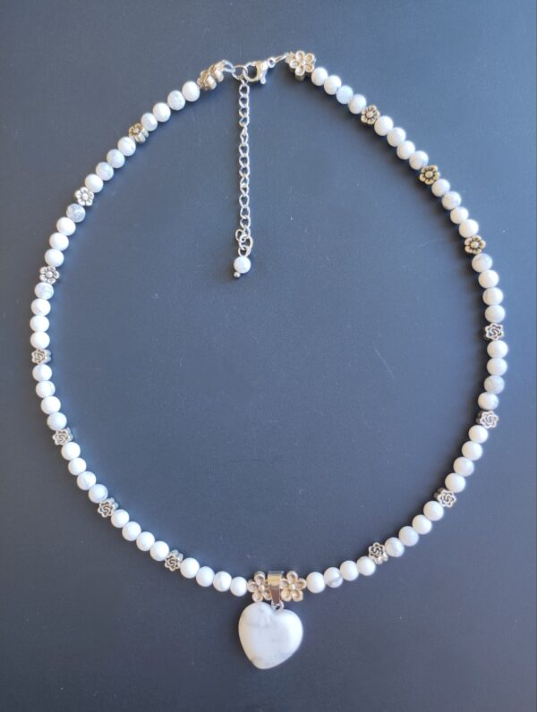 Collier Howlite (6 mm) et pendentif cœur Howlite