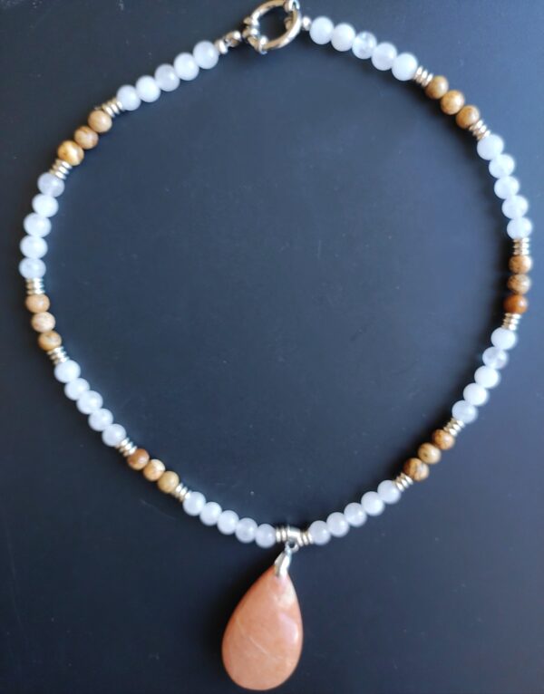 Collier Jade blanc, Jade paysage (6 mm) et pendentif Pierre de soleil
