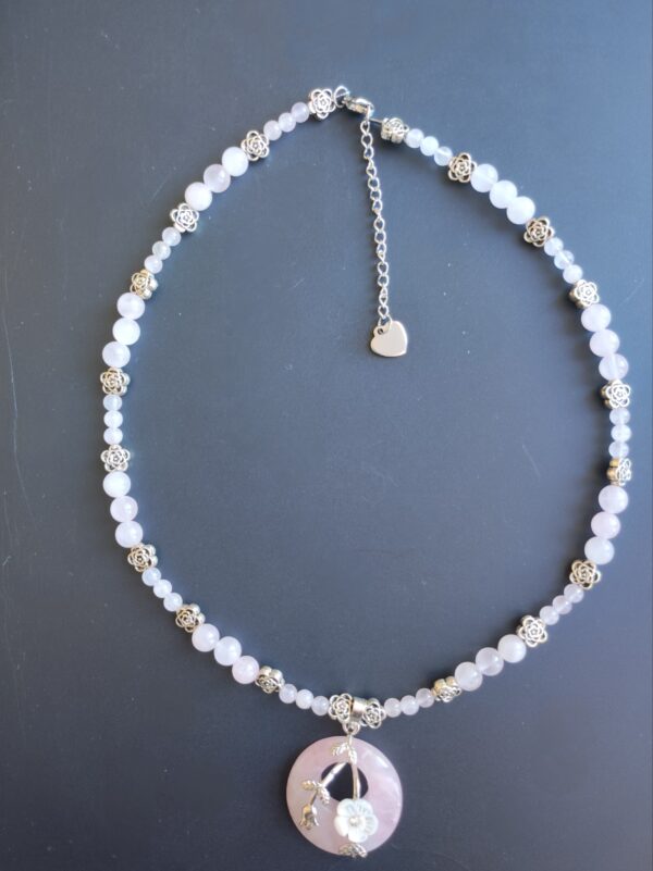 Collier Quartz rose(6 mm) et pendentif Quartz rose fleur
