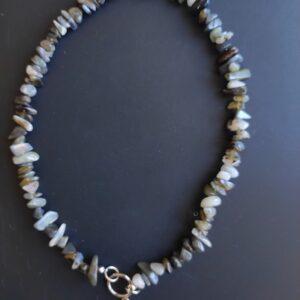 Collier Labradorite (chips) ras le cou