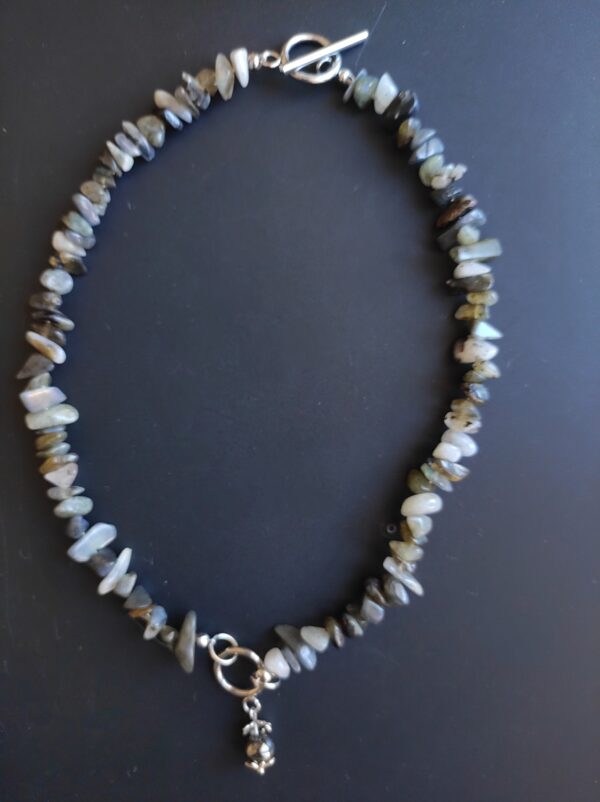 Collier Labradorite (chips) ras le cou
