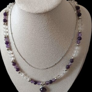 Collier en perles naturelles Améthyste (6mm) et Cristal de roche (6mm) et cabochon Améthyste (12mm) +Chaîne AI ras le cou