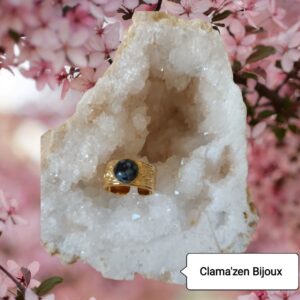 Bague large acier inoxydable martelé doré et pierre naturelle obsidienne flocon