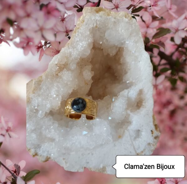 Bague large acier inoxydable martelé doré et pierre naturelle obsidienne flocon