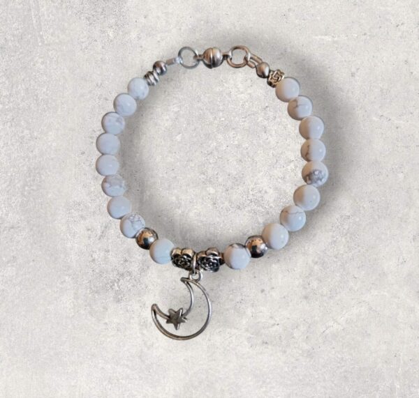 Bracelet Howlite véritable en 6mm et breloque lune