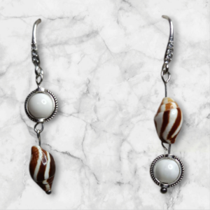 Boucles d'oreilles AI et perles de Bénitier véritable+coquillages