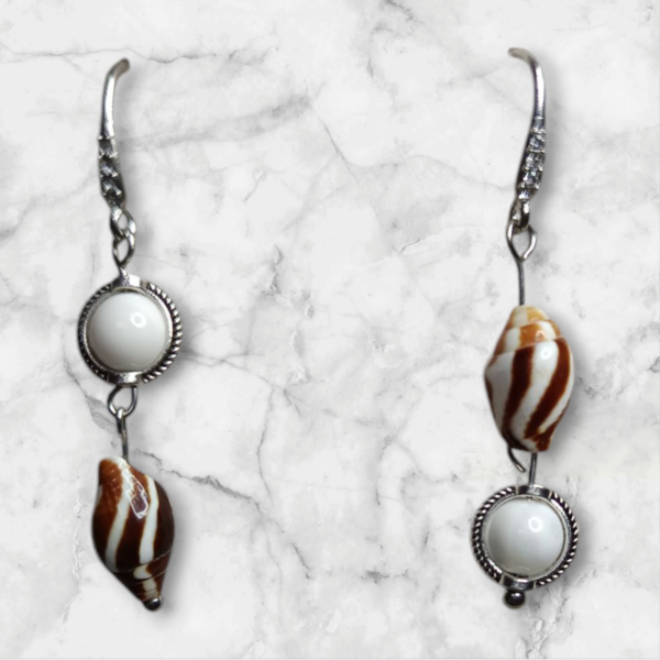 Boucles d'oreilles AI et perles de Bénitier véritable+coquillages